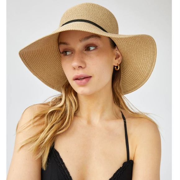 Aritzia Accessories - NEW⭐️Aritzia Au Claire hat❤️